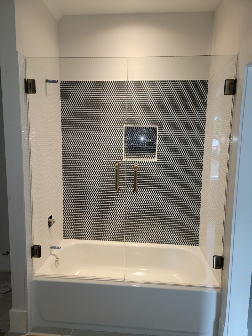 Bath Tub Area With Glass Doors